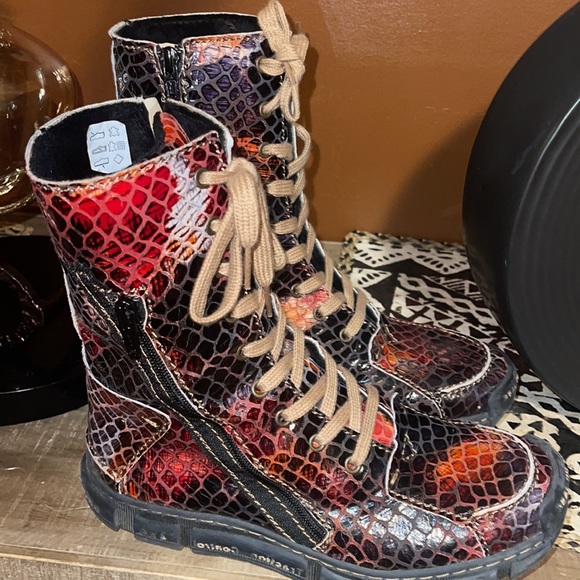 Boots - Picture 2 of 5